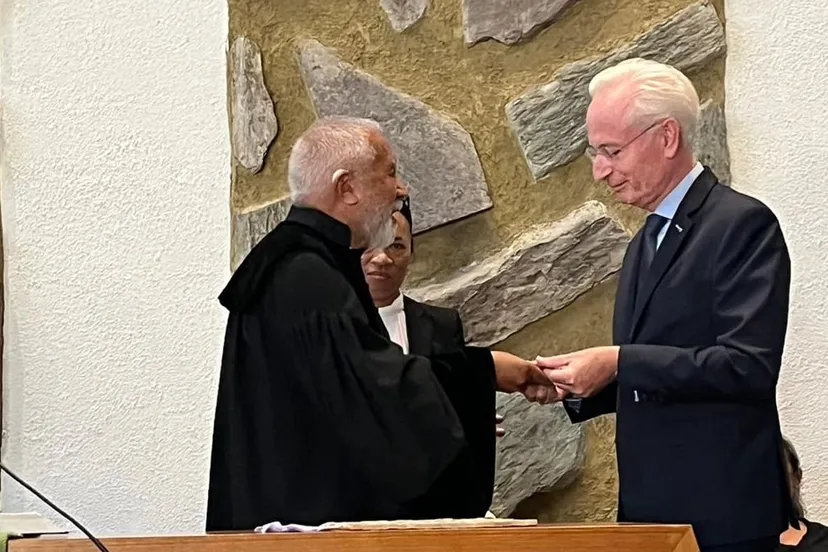 symbolische overhandiging medaillons