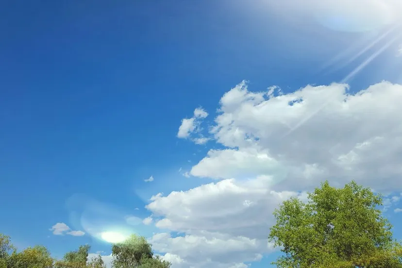 zonnige dag hemel wolken