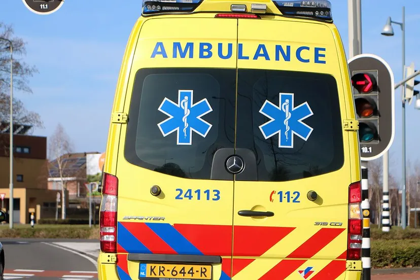 ambulance voor stoplicht gelen