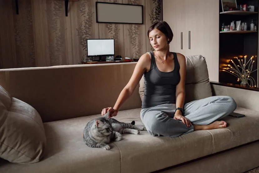 jonge vrouw kat thuis