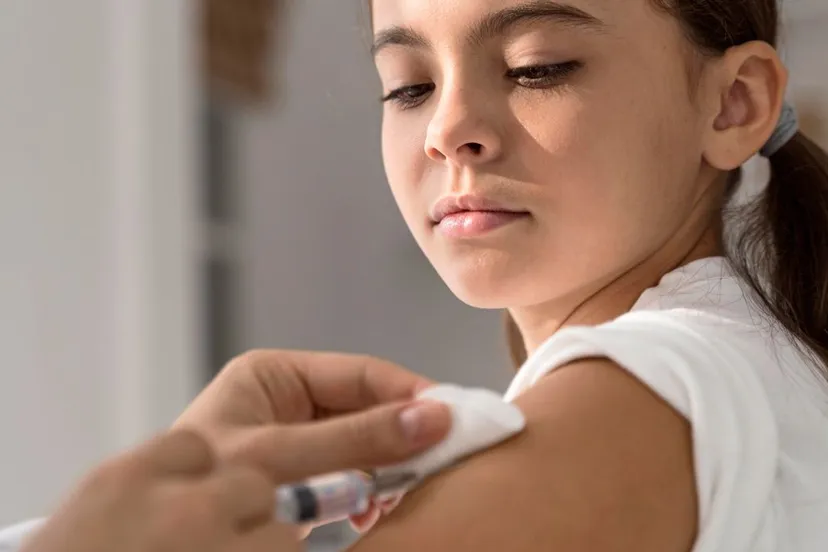 meisje wordt gevaccineerd