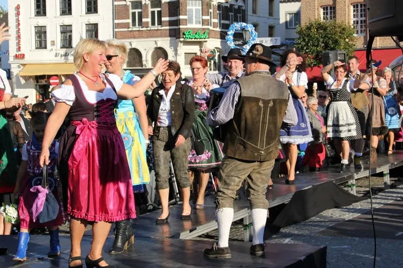 oktoberfeestmodeshow keert terug op de markt