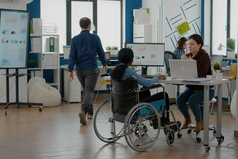 persoon in rolstoel kantoorbaan