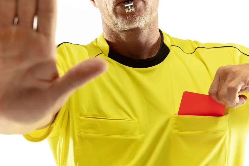 scheidsrechter trekt rode kaart