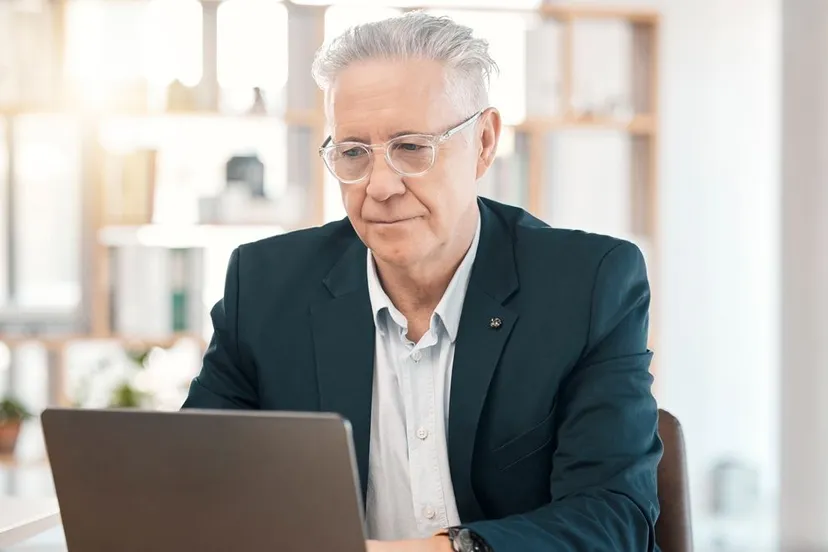 senior werknemer aan het werk