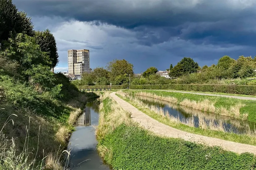 uitzicht vanaf gracht bij fort sanderbout op rosatoren herfst 2024