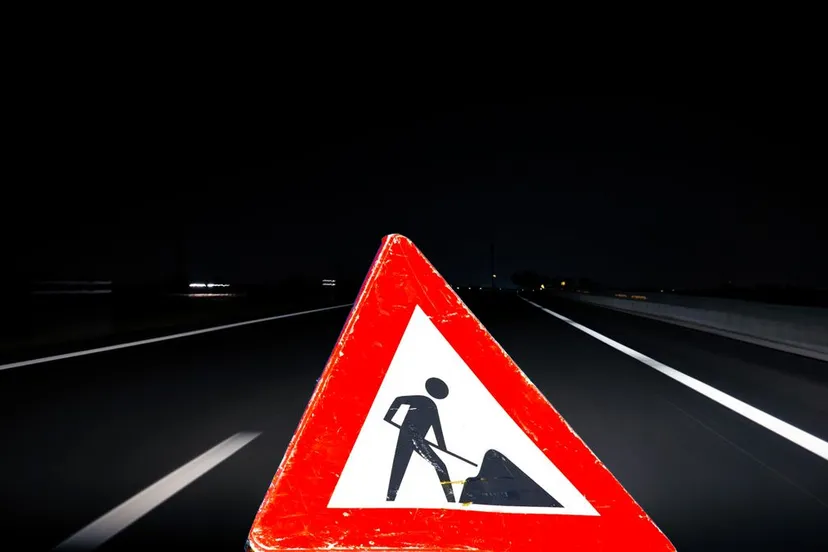 werk in uitvoering snelweg in het donker