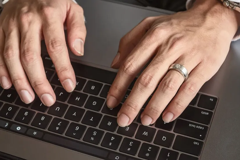 handen op computer toetsenbord