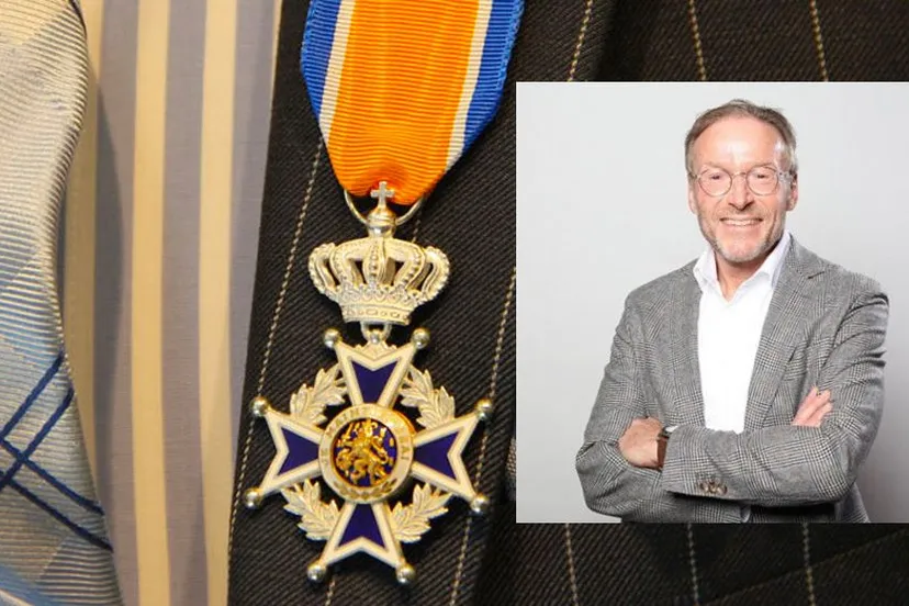 thieu kikken uitreiking lintje revers kostuum