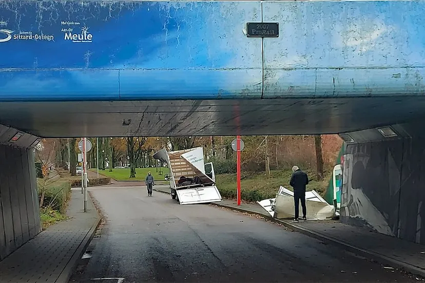 bestelbus schade spoorviaduct via timmers