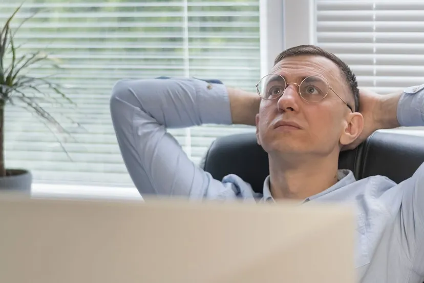 werknemer denkt aan opstappen