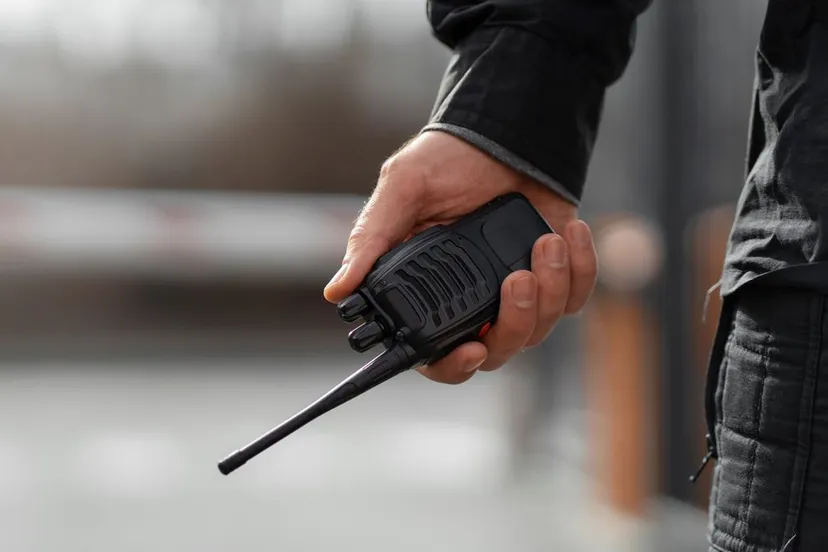 beveiliger met portofoon in de hand