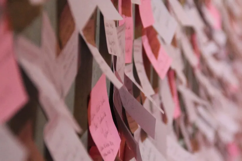 bord vol memovelletjes