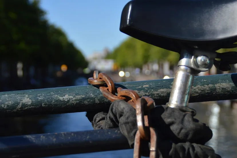 fiets met ketting aan brugleuning vastgelegd