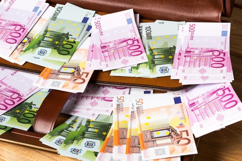 koffer met euro biljetten