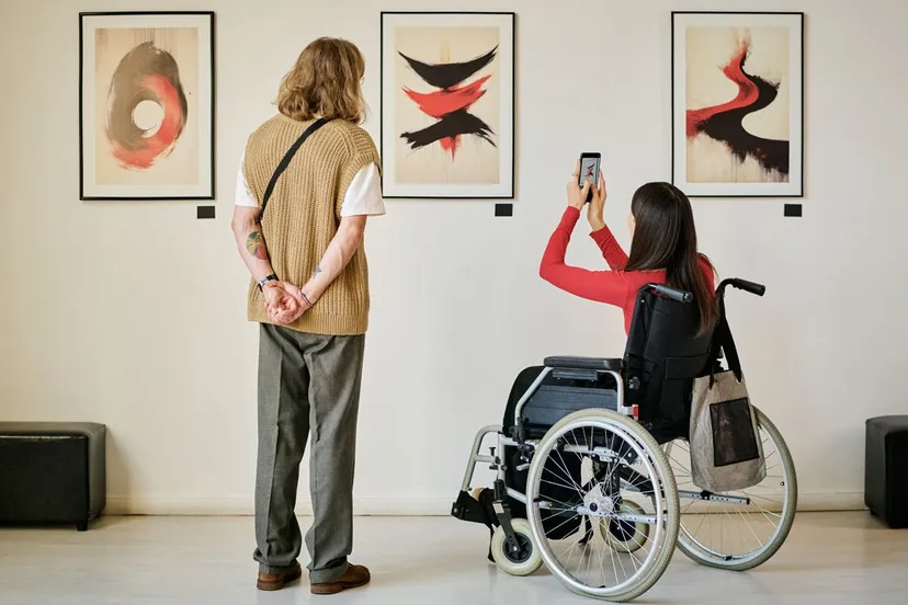 met iemand met beperking naar expositie