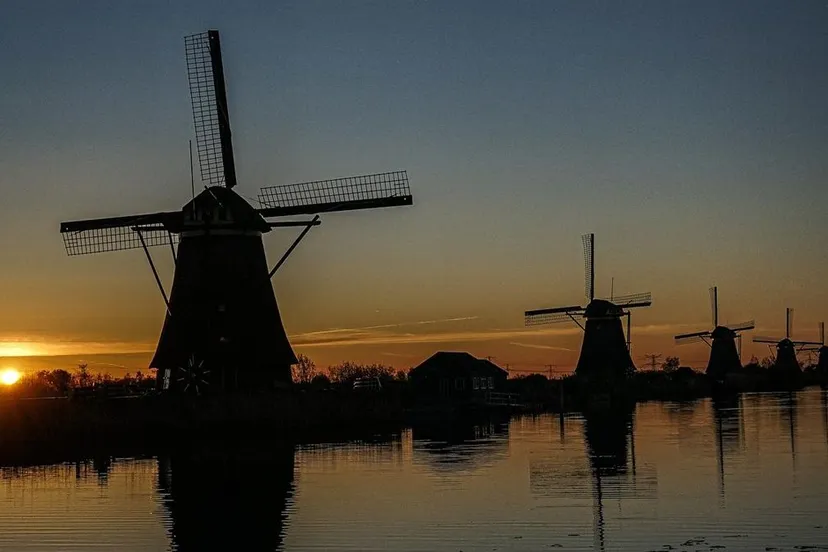 molens in avondschemering winter