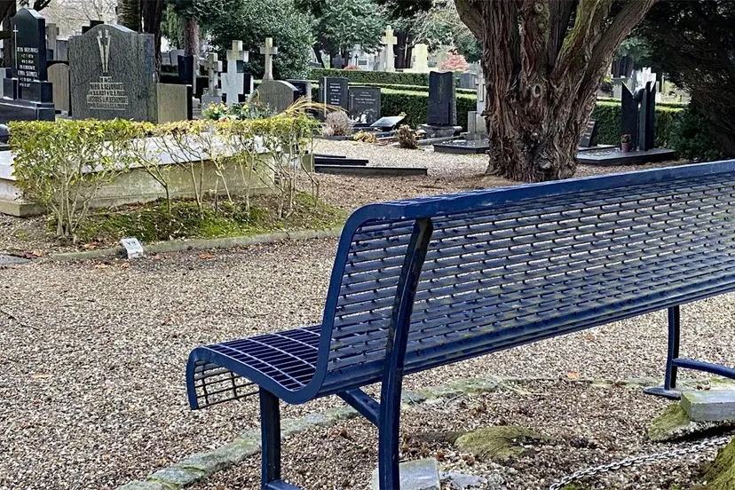 tijdelijk bankje bij graf hermans
