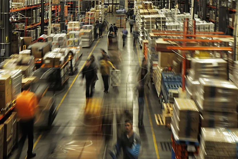 drukte in een groot magazijn