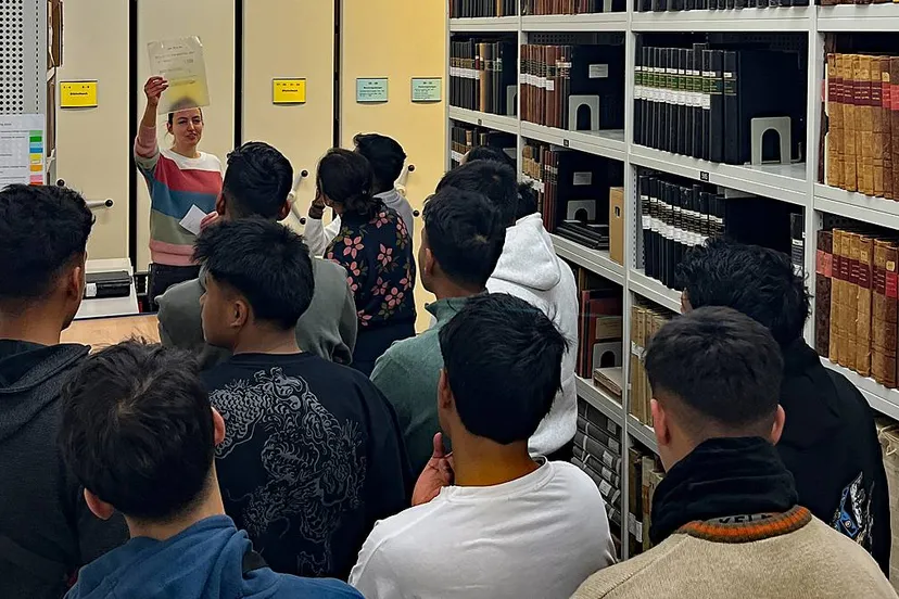 rondleiding nepalese scholieren door archiefdepot 1
