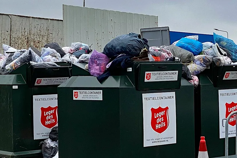 stapels oude kleding milieupark sittard december 2024