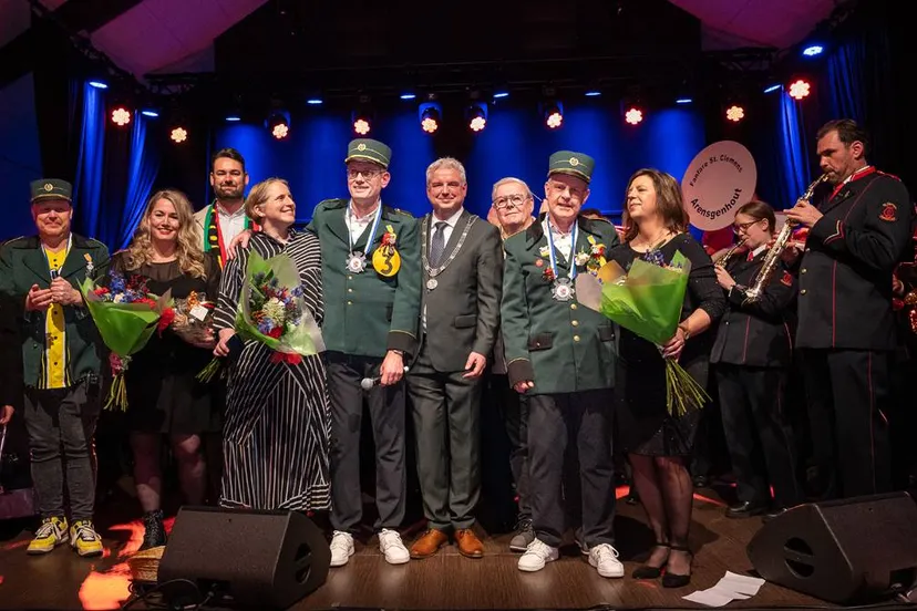 koninklijke onderscheidingen in hulsberg voor de geliende