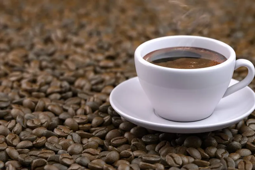 kop koffie en koffiebonen