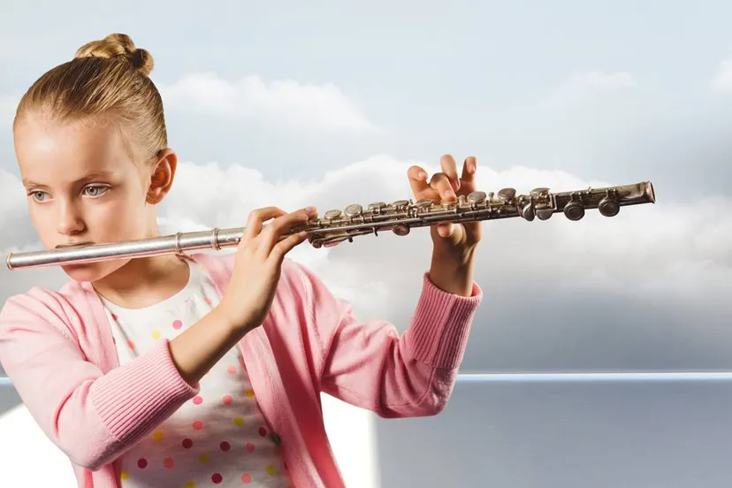 meisje speelt dwarsfluit