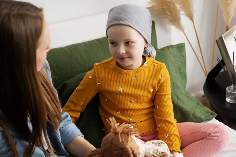 moeder met kind dat behandeling tegen kanker krijgt