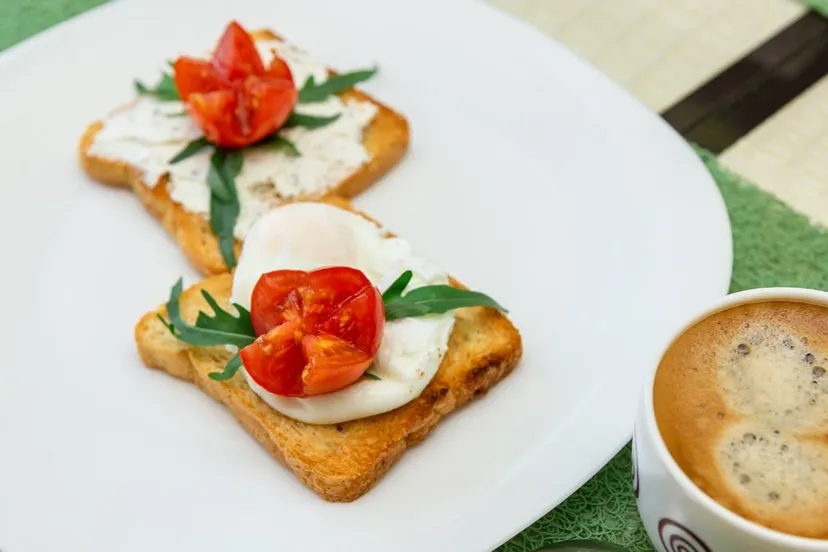 ontbijt met kop koffie