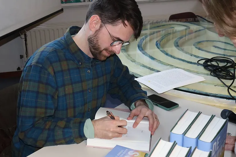 wim peumans signeert de maas foto marcel boreas