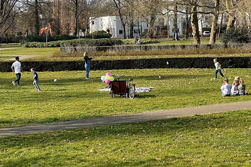 spelen in stadspark op lentedag 8 maart 2025 sittard