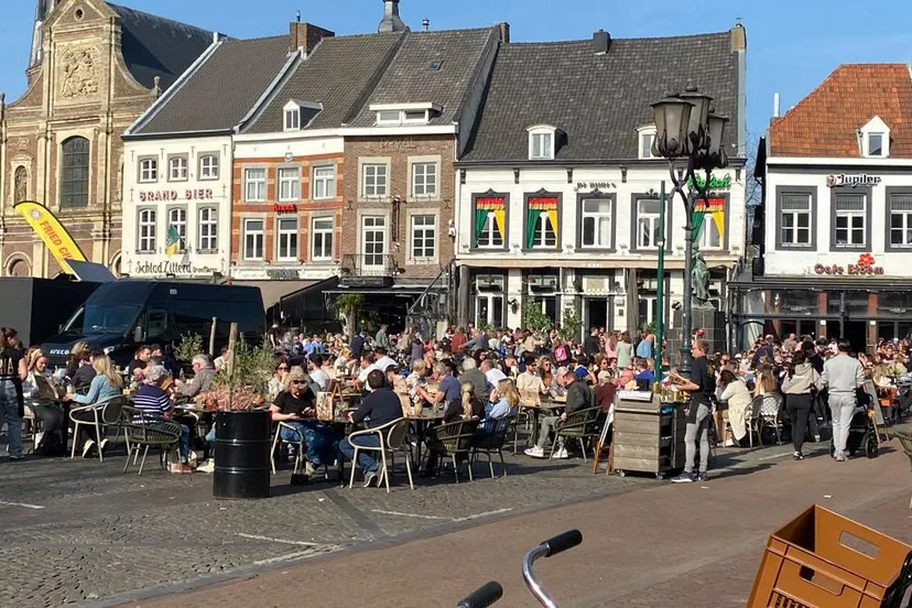 volle terrassen markt sittard 8 maart 2025