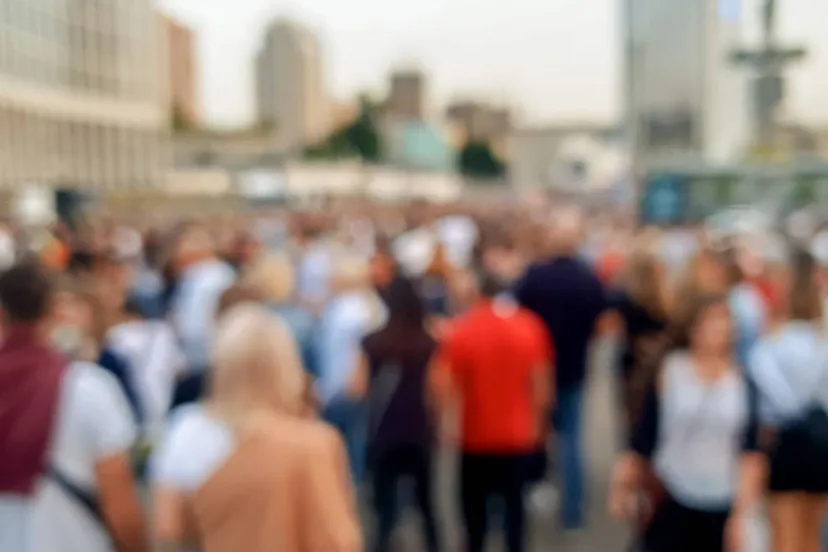 grote groep mensen op straat