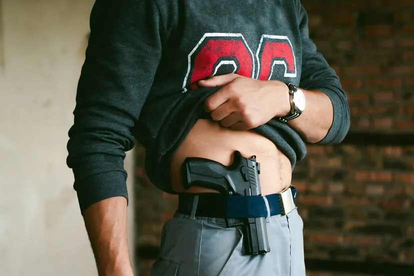 jonge crimineel met pistool