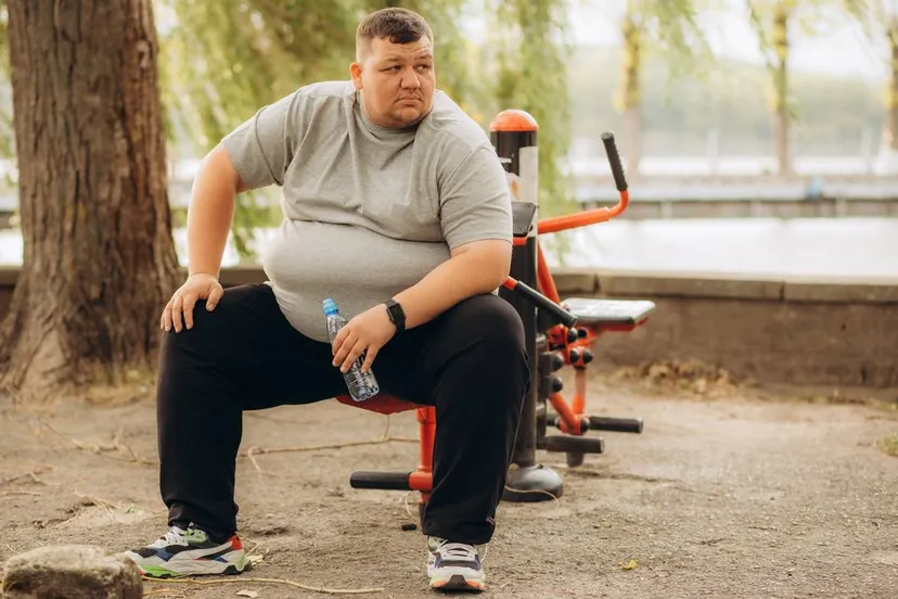 man met fors overgewicht