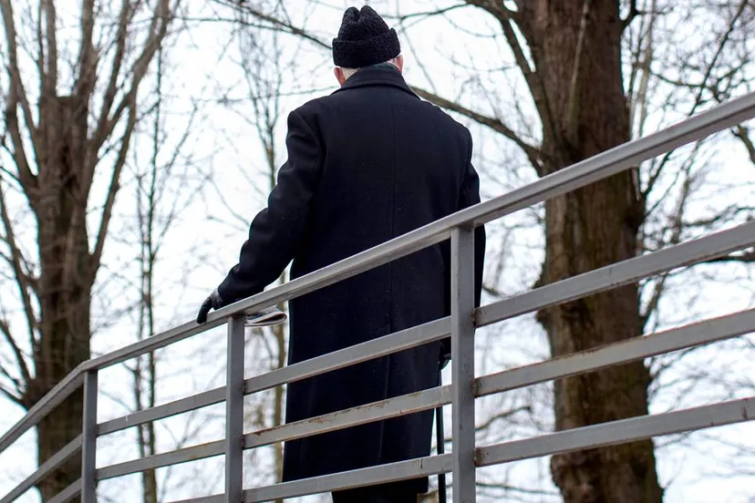 oudere man alleen aan de wandel