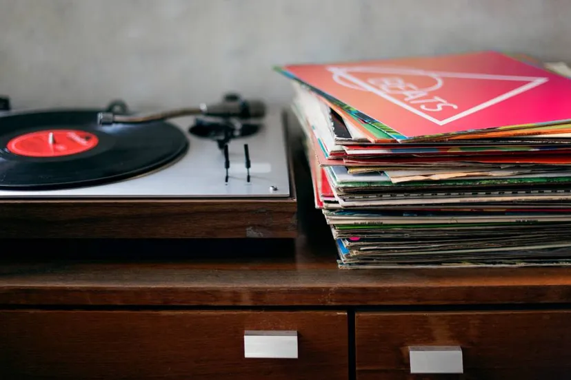 ouderwetse vinyl platen en platenspeler