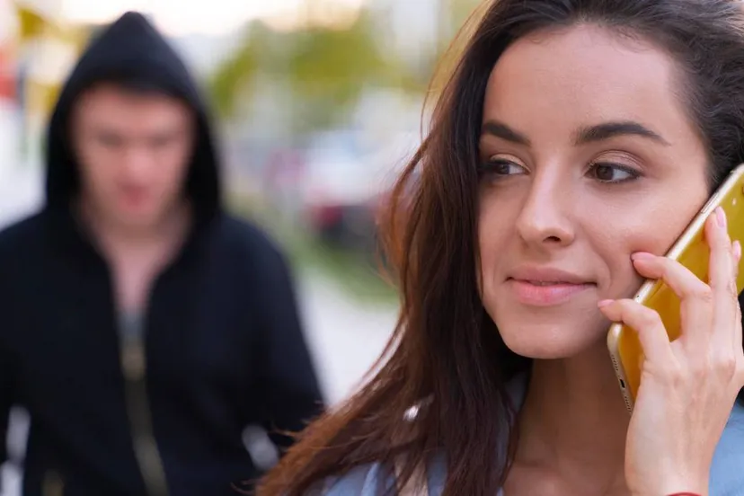 vrouw op achtergrond een belager