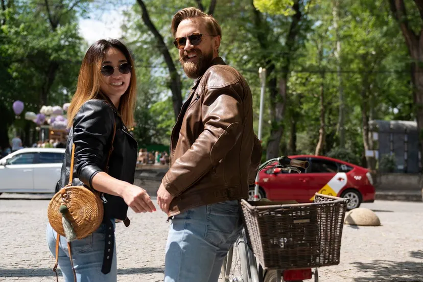 jong stel in de stad