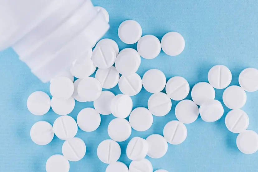 witte pillen en plastic fles