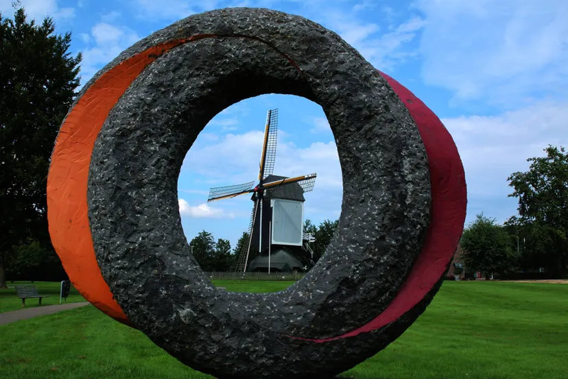 Molen Urmond door kunstwerk foto Giel Scholtes