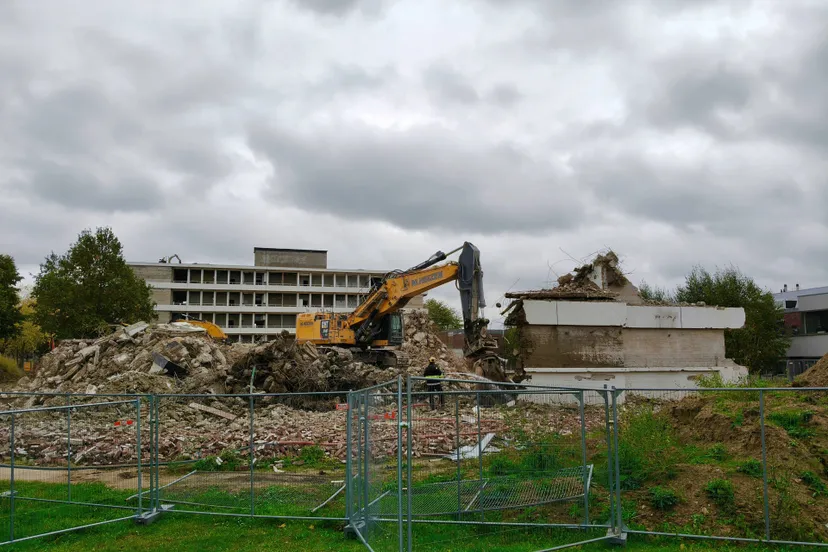 De afbraak van stukje oud Barbara ziekenhuis en Odilia 002