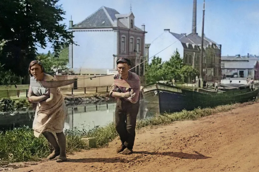 VoortvarendeVrouwen_NationaalArchief_Spaarnestad_Man en Vrouw trekken handmatig een schuit