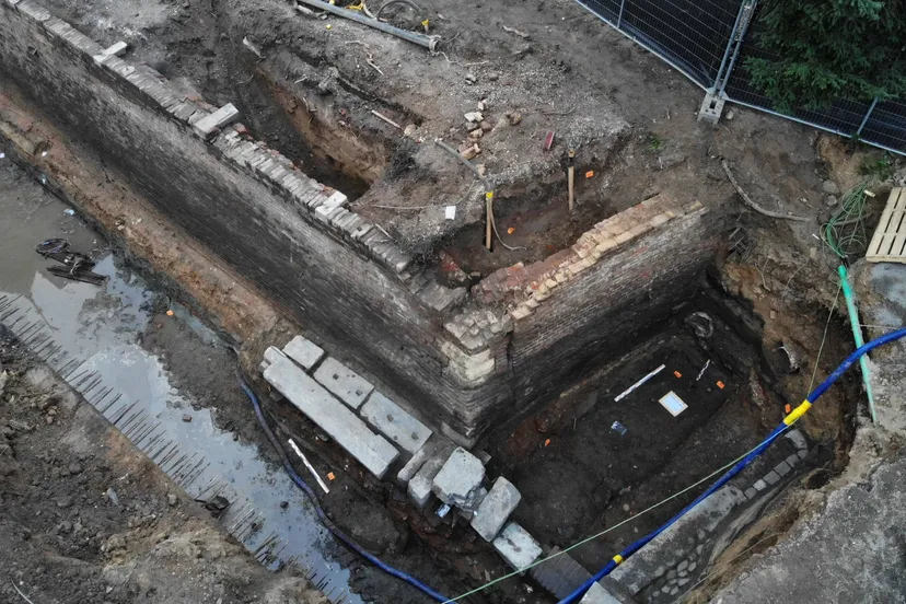 057_20251218 Links kademuur-rechts zuidelijke wand hellingbaan-onder hardstenen platform