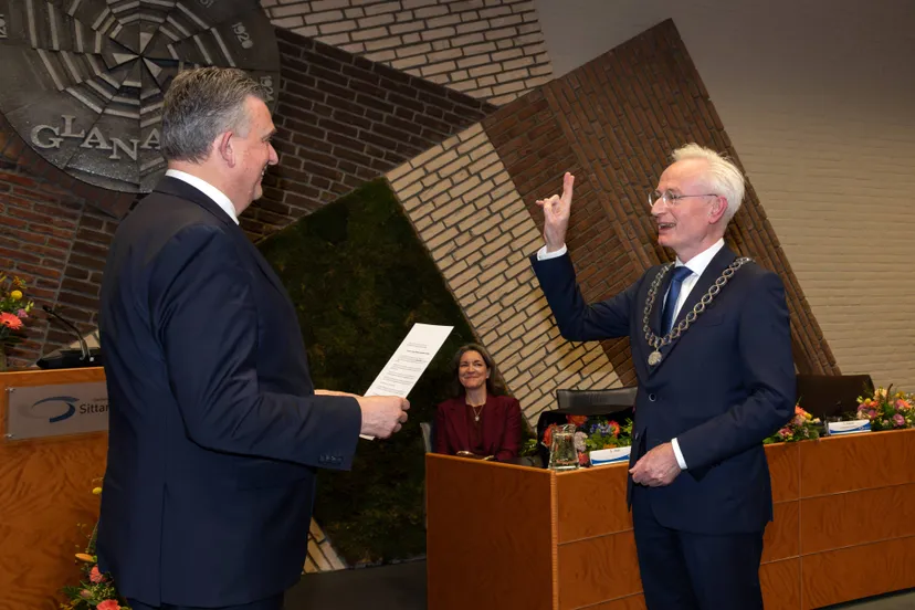 015_20260227 Gouverneur Emile Roemer beëdigt burgemeester Hans Verheijen voor zijn tweede termijn. Foto Petra Niessen