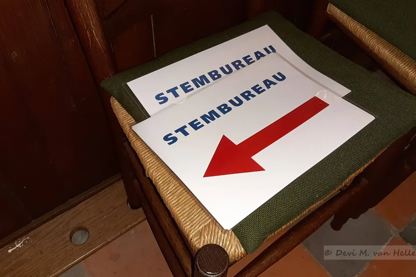 22-11-23 2e Kamerverkiezingen, kerkje op de heuvel (3)