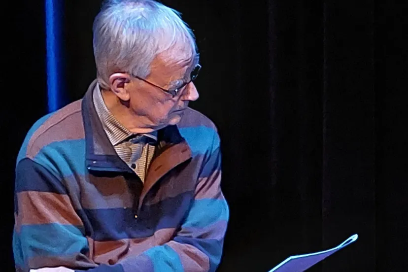 Meindert aandachtig luisterend