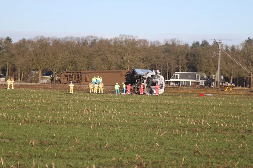 102275 breaking trein gekanteld in weiland na botsing met hoogwerkers in dalfsen hulpdiensten massaal uitgerukt en grip 2 img 2016 02 23 09 38 45