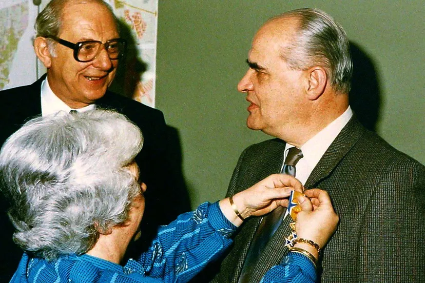 1986 23 04 ef commissaris der koningin overijssel mrjniers e1429012092469